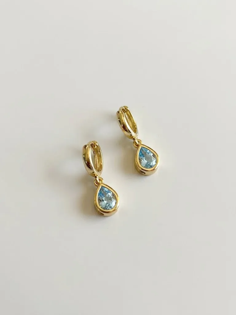 Pale blue drops, in gold